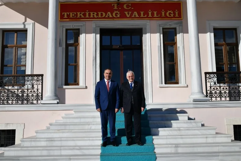Eski Milletvekili Akbulut Vali Soytürk’ü Ziyaret Etti Eski Milletvekili Akbulut Vali Soytürk’ü Ziyaret Etti