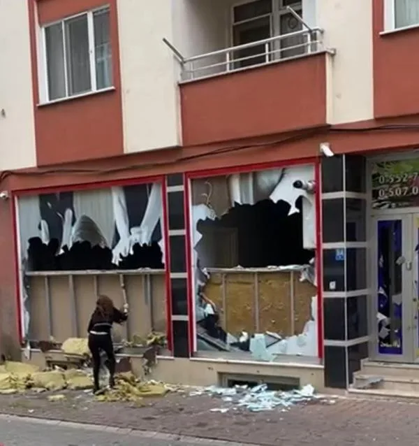 Eski Patronuna Kızdı, Keserle İş Yerinin Camlarını Kırdı