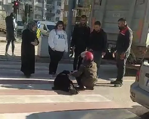 Kazada yaralanmasına rağmen duruma ağır olan eşinin elini uzun süre bırakmadı | Bursa