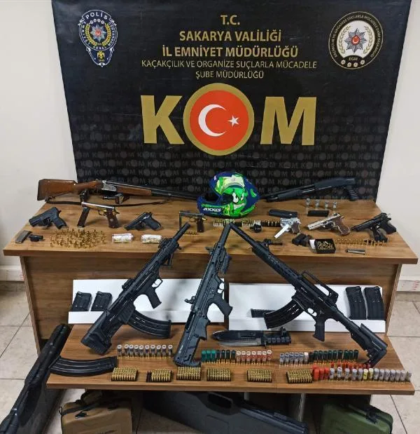 Sosyal medyadan husumetlilerine silahla gözdağı veren 7 şüpheli yakalandı | Sakarya