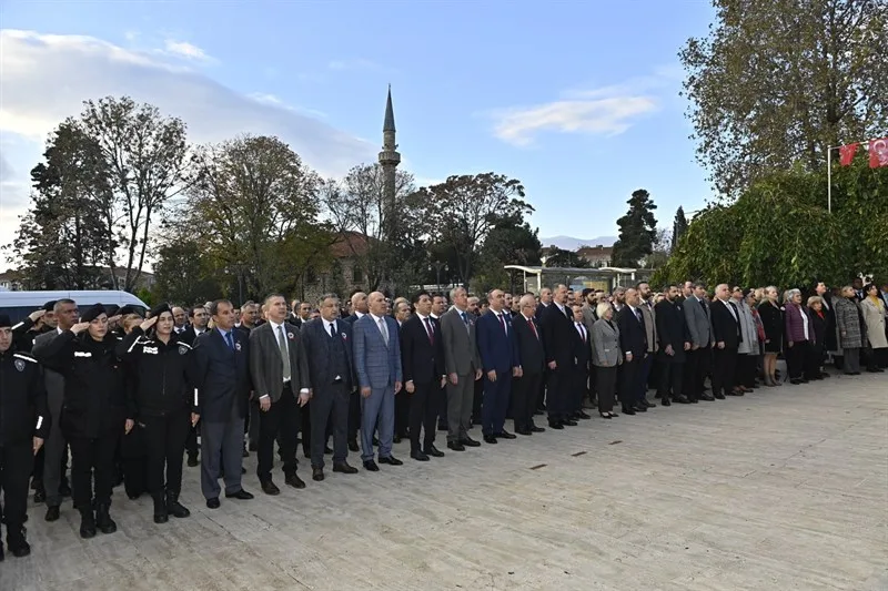 Vali Soytürk Çelenk Sunma Töreni’ne Katıldı Vali Soytürk Çelenk Sunma Töreni’ne Katıldı