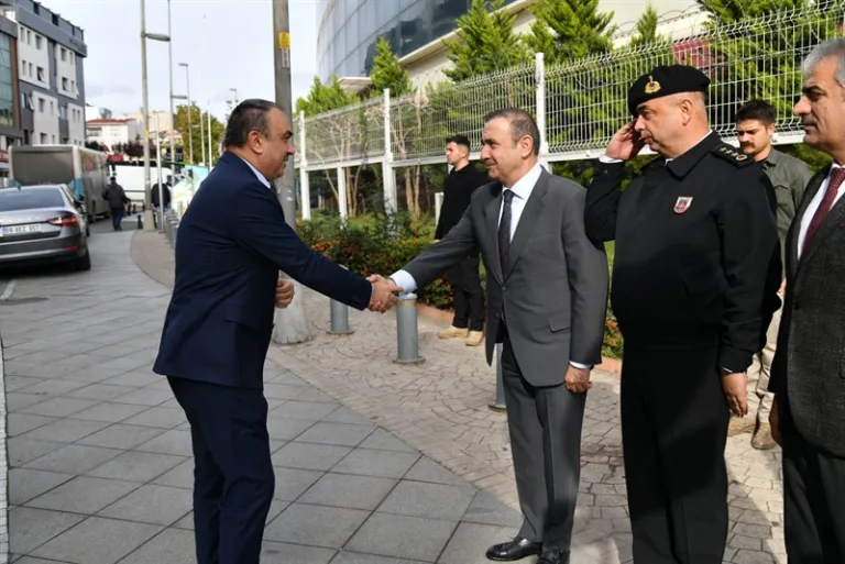 Vali Soytürk Kadına Yönelik Şiddete Karşı Farkındalık Oluşturmak Amacıyla Kurulan Standları Ziyaret Etti