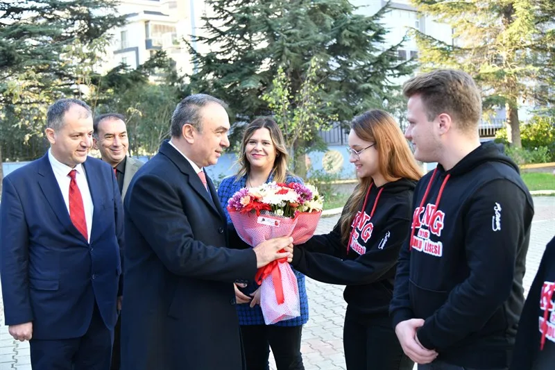 Vali Soytürk Kadriye Nazif Gölge Anadolu Lisesi İdarecileri ve Öğretmenlerine “Başarı Belgesi” Takdim Etti Vali Soytürk Kadriye Nazif Gölge Anadolu Lisesi İdarecileri ve Öğretmenlerine “Başarı Belgesi” Takdim Etti