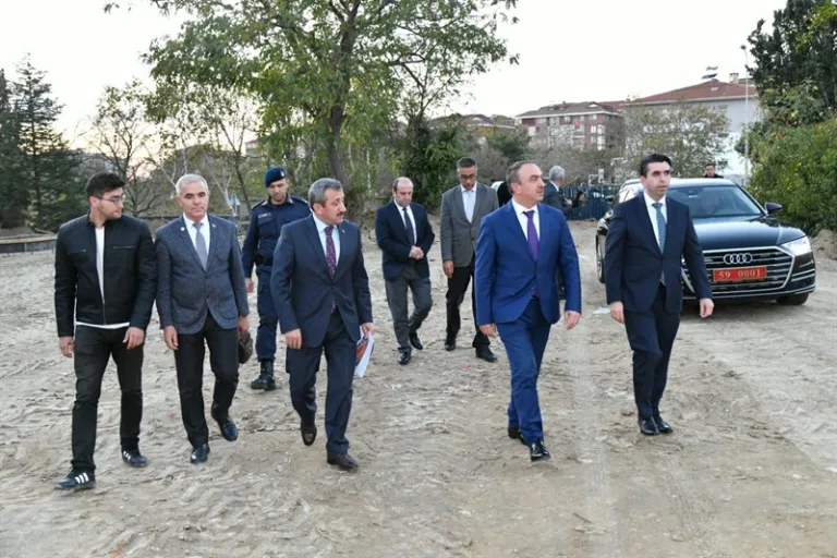 Vali Soytürk Yapımı Devam Eden Okul İnşaatında İncelemelerde Bulundu