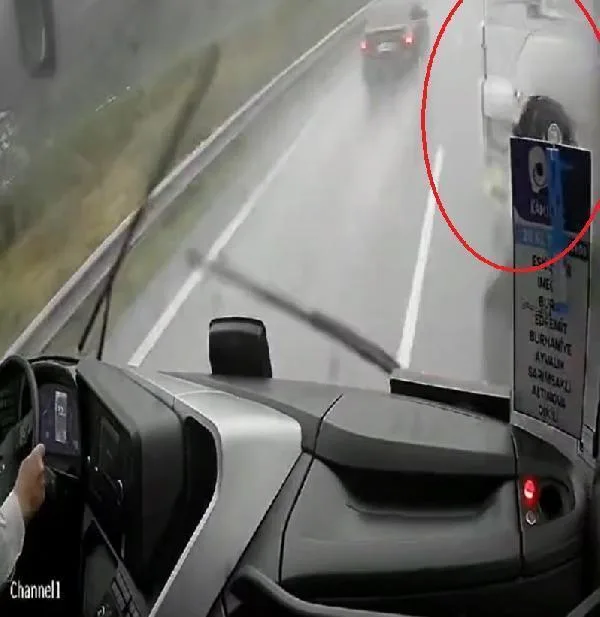 Yolcu otobüsü, aniden şerit değiştiren hafriyat kamyonuna çarptı; kaza anı kamerada | Bursa