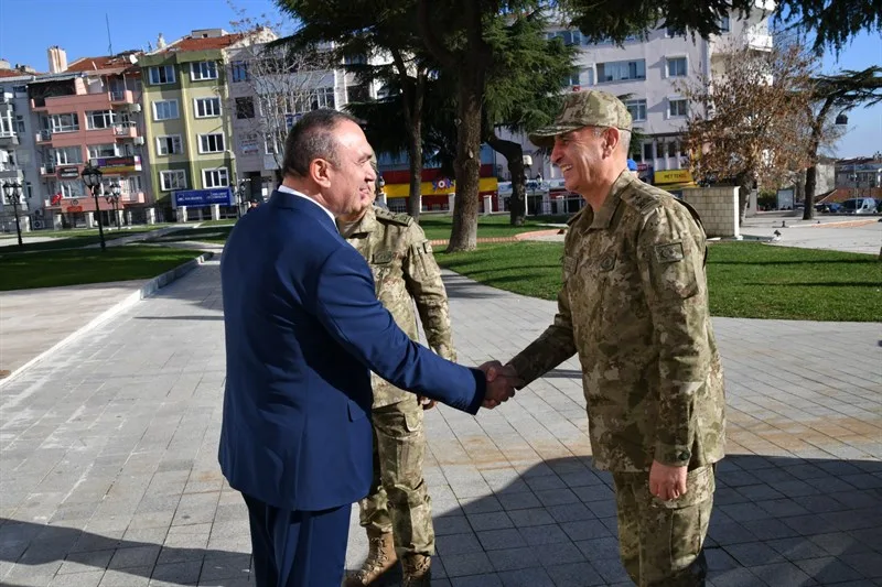 1’inci Ordu Komutanı Vali Soytürk’ü Ziyaret Etti 1’inci Ordu Komutanı Vali Soytürk’ü Ziyaret Etti