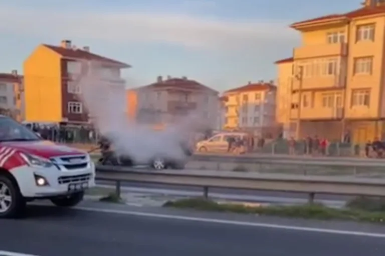 Seyir Halindeki Otomobil Alev Alev Yandı!