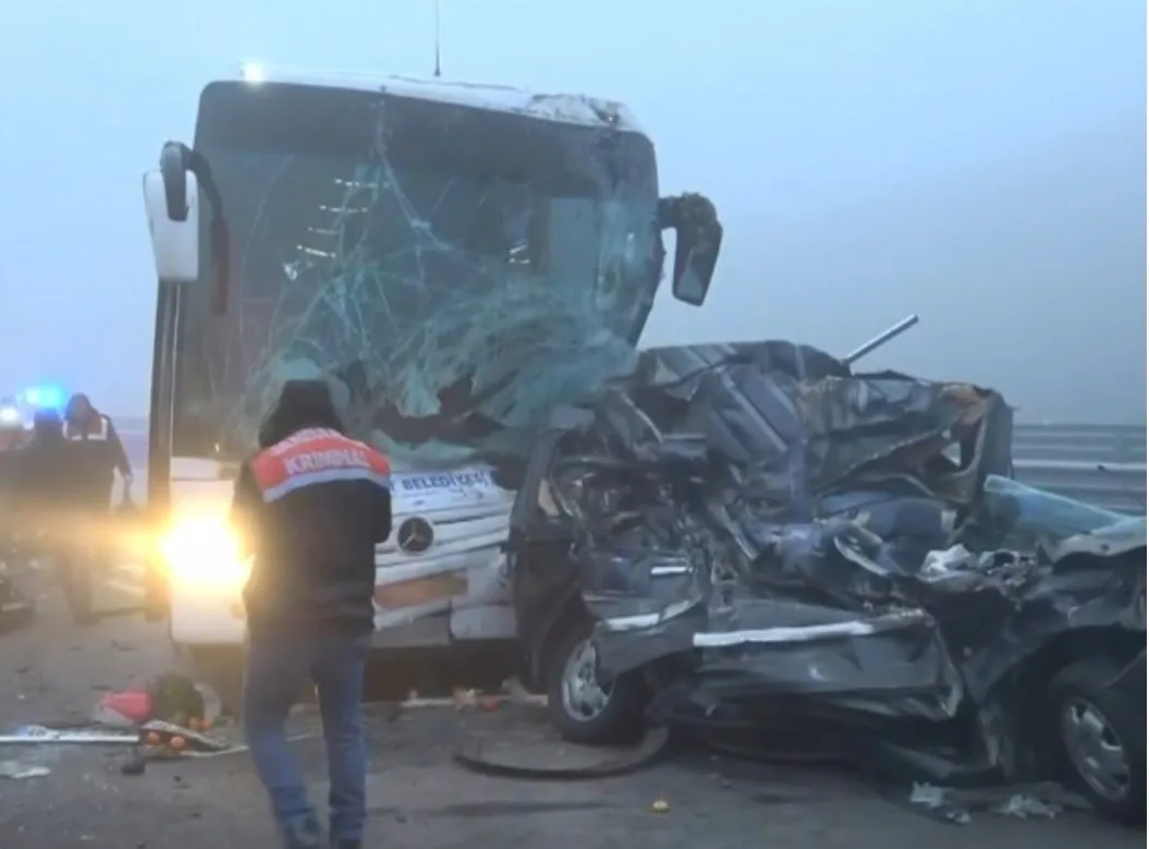Zincirleme Kaza: 11 Ölü, 57 Yaralı Zincirleme Kaza: 11 Ölü, 57 Yaralı