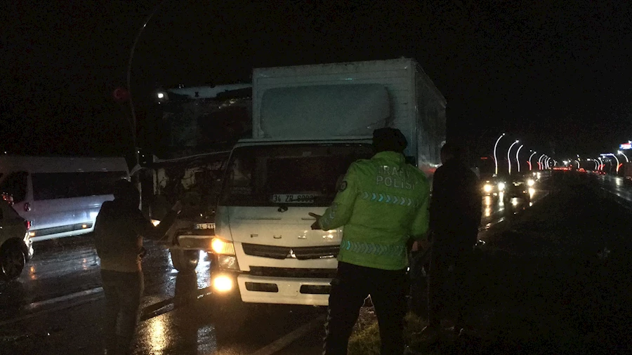 Zincirleme Kaza: 7 Yaralı! Ortalık Savaş Alanına Döndü Zincirleme Kaza: 7 Yaralı! Ortalık Savaş Alanına Döndü