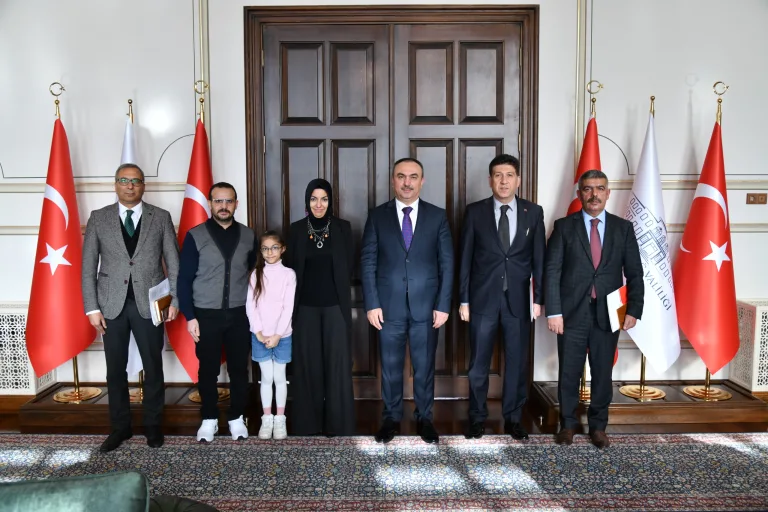 Vali Soytürk İlimizi Temsil Eden Öğretmene Başarı Belgesi Takdim Etti