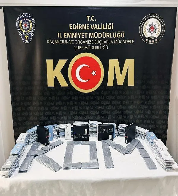 Edirne’de kaçak cep telefonu, bilgisayar ve içki ele geçirildi