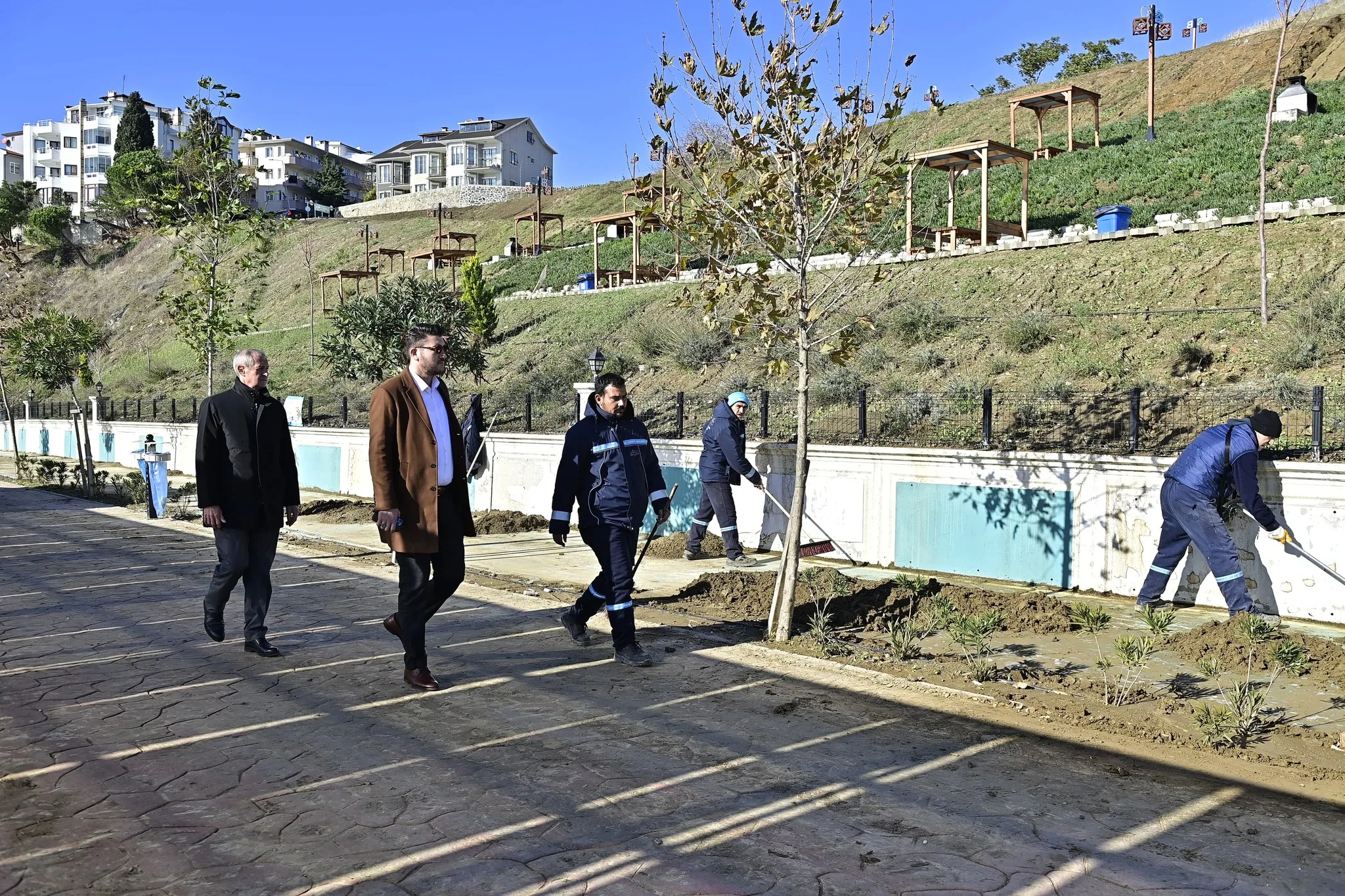 Fırtınada hasar gören Paşa Sahili hızla temizlendi Fırtınada hasar gören Paşa Sahili hızla temizlendi
