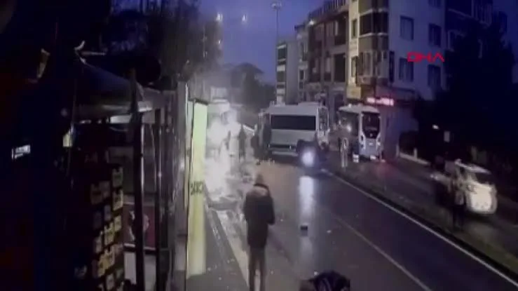 Minibüs, Motosiklete Çarptı! 2 Yaralı: Kaza Kamerada