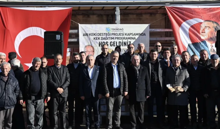 MALKARA’DA ARI ÜRETİCİLERİNE ARI KEKİ DAĞITIMI YAPILDI