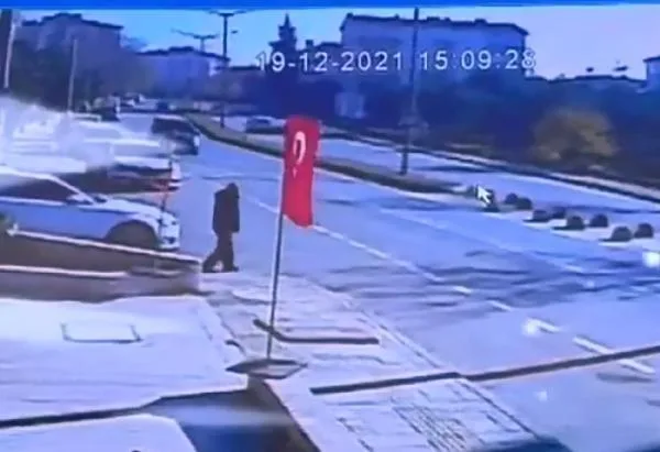 Otomobilden Kaçtı, Motosiklet Sonu Oldu: Kaza Anı Kamerada!