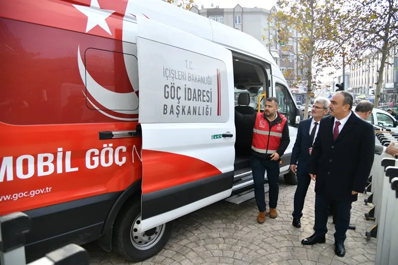 Vali Soytürk Mobil Göç Noktası Aracı’nı Ziyaret Etti Vali Soytürk Mobil Göç Noktası Aracı’nı Ziyaret Etti