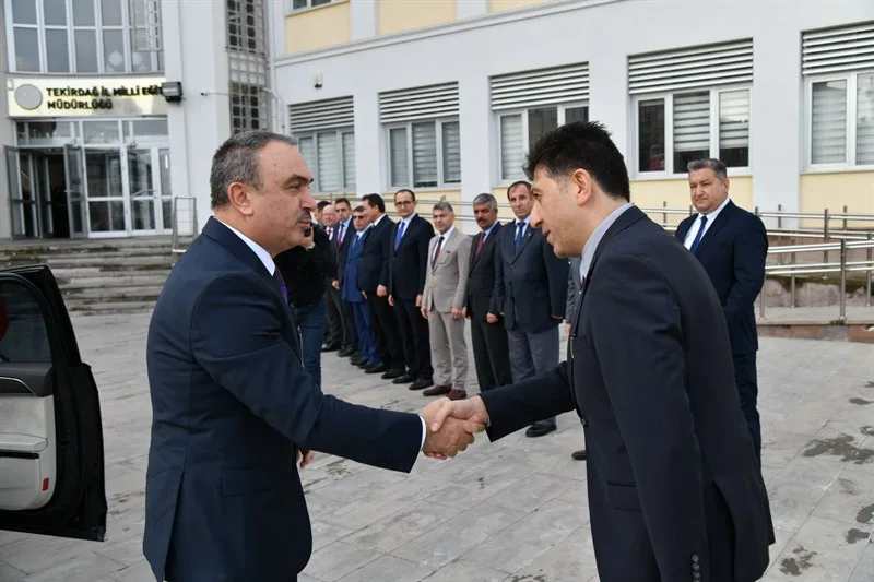 Vali Soytürk Resim Sergisinin Açılışını Yaptı Vali Soytürk Resim Sergisinin Açılışını Yaptı