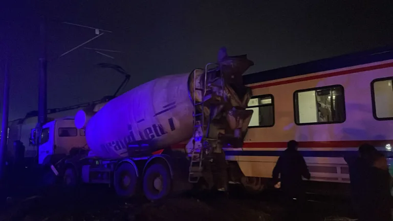 Tren ile Beton Mikseri Çarpıştı