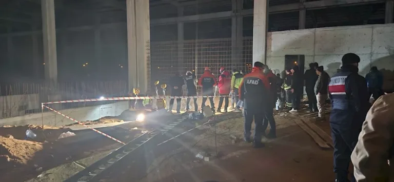 2 İşçi Göçük Altında Kaldı: Saatlerce Bekleyiş Sürüyor!