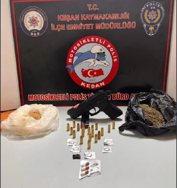 Aranması olan şüpheli üzerinde uyuşturucu ve silahla yakalandı