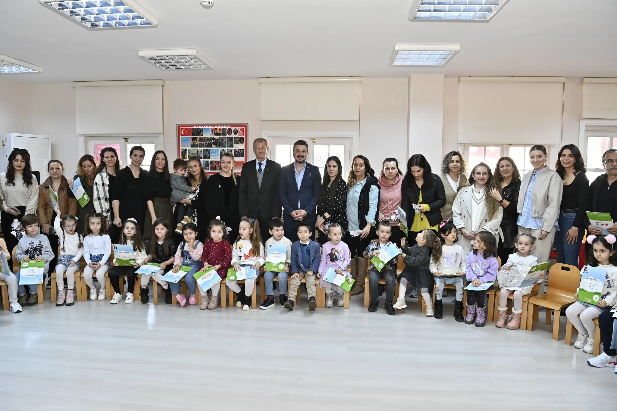 Başkan Uzunlar Akademili miniklerin karne heyecanını paylaştı Başkan Uzunlar Akademili miniklerin karne heyecanını paylaştı