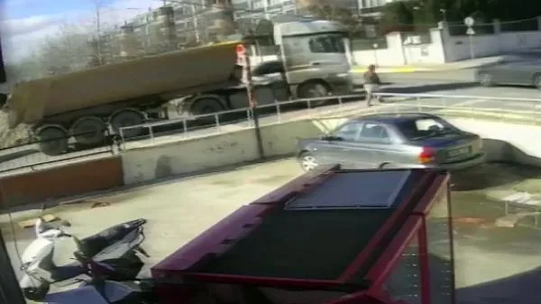 Kamyonun Çarptığı Genç Kadın Öldü; Kaza Kamerada