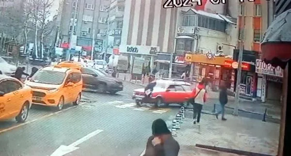 Otomobilin Yayaya Çarptığı Kaza Kamerada