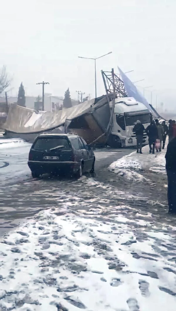 Malkara’da Kaza Yapan Tır Yolu Kapattı