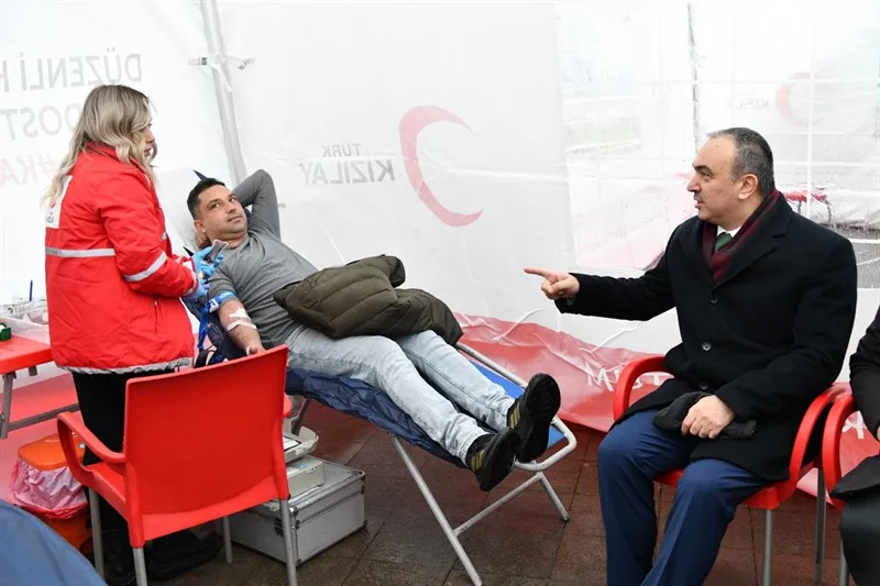 Vali Soytürk Kan Bağış Noktası’nı Ziyaret Etti Vali Soytürk Kan Bağış Noktası’nı Ziyaret Etti