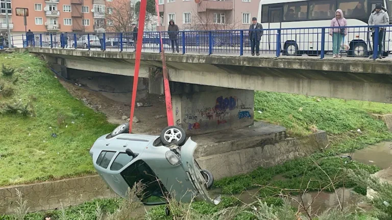 Geri Viteste Unuttuğu Araç, Dereye Uçtu