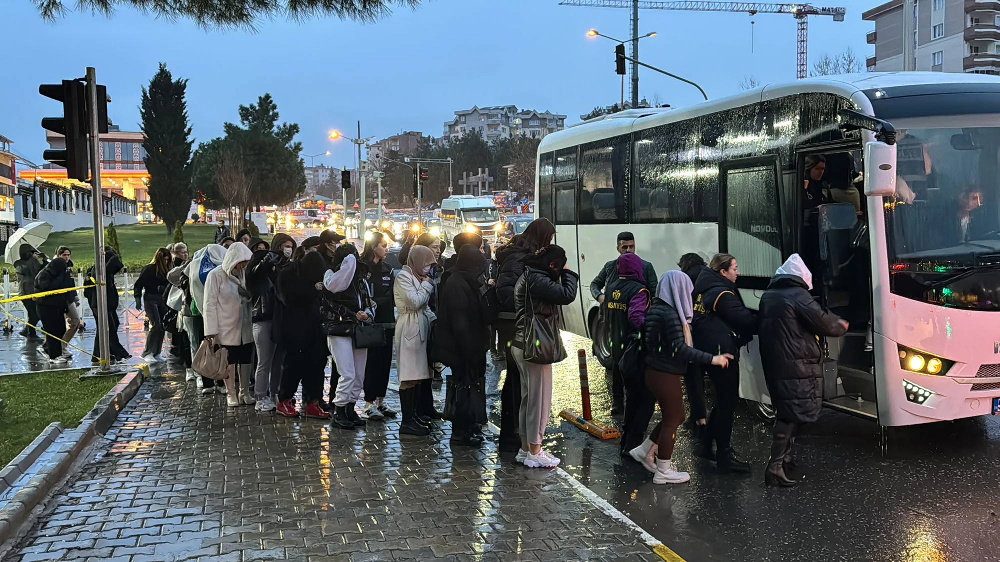 Masaj Salonlarına Fuhuş Operasyonu: 37 Gözaltı Masaj Salonlarına Fuhuş Operasyonu: 37 Gözaltı