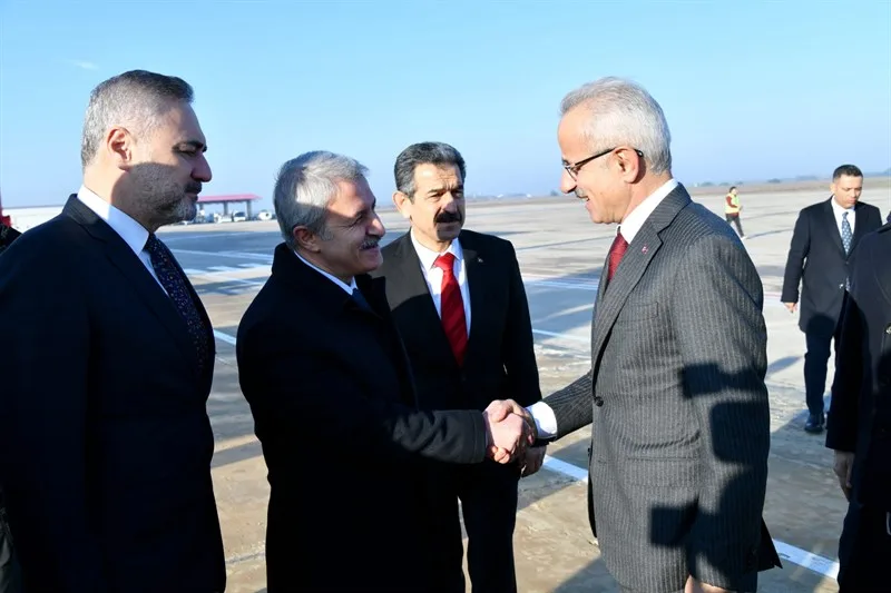 Bakan Uraloğlu Vali Vekili Peker Tarafından Havalimanında Karşılandı Bakan Uraloğlu Vali Vekili Peker Tarafından Havalimanında Karşılandı