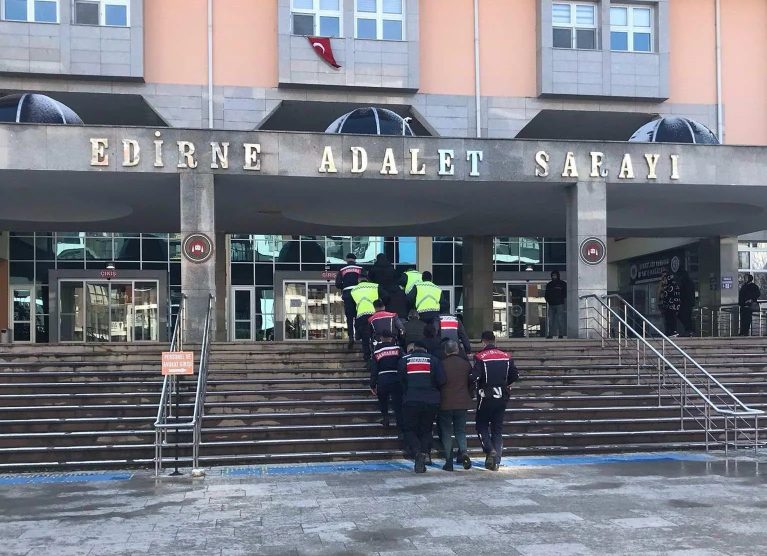Edirne’de aranma kaydı olan 145 kişi yakalandı Edirne’de aranma kaydı olan 145 kişi yakalandı