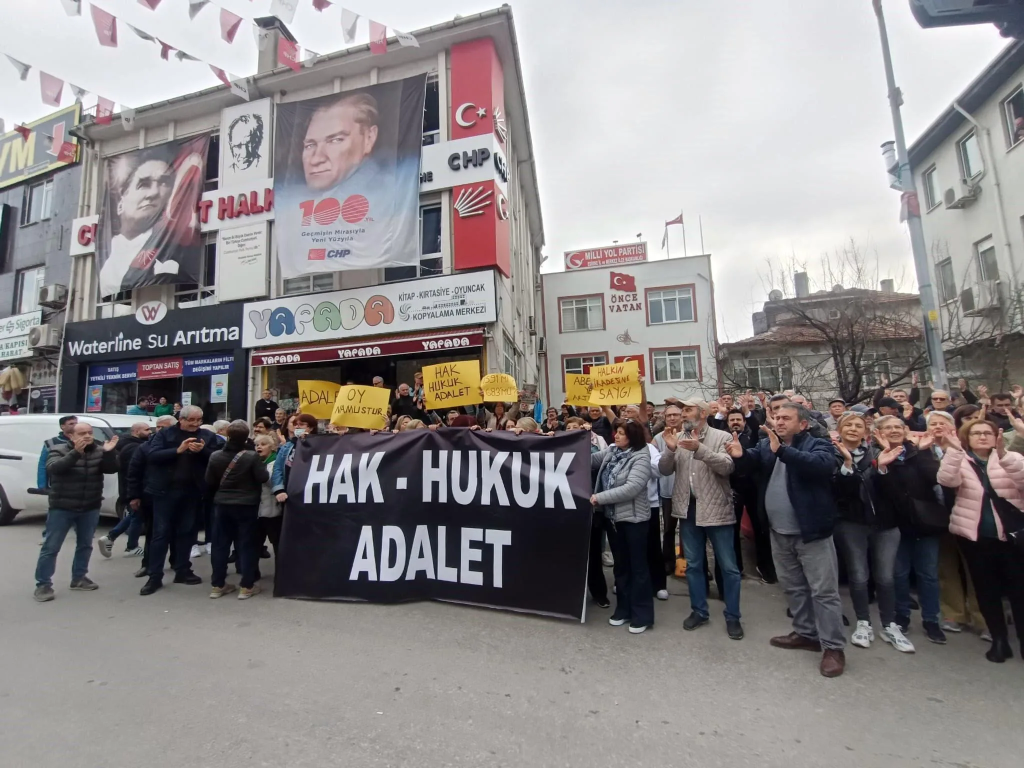 Edirne’de CHP İl Başkanlığı önünde, ‘adayımızı geri istiyoruz’ eylemi Edirne’de CHP İl Başkanlığı önünde, ‘adayımızı geri istiyoruz’ eylemi