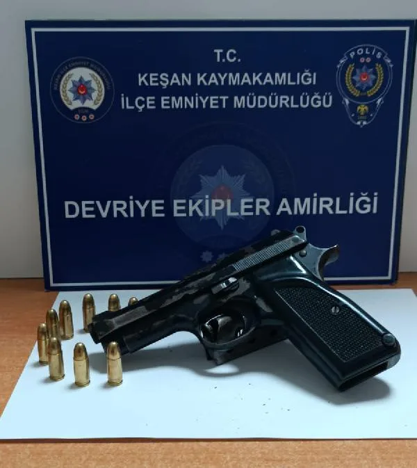 Edirne’de durdurulan araçta ruhsatsız tabanca ele geçirildi Edirne’de durdurulan araçta ruhsatsız tabanca ele geçirildi