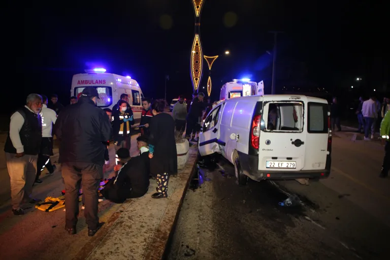 Edirne’de hafif ticari araç beton elektrik direğine çarptı, mahallenin elektriği kesildi; 4 yaralı