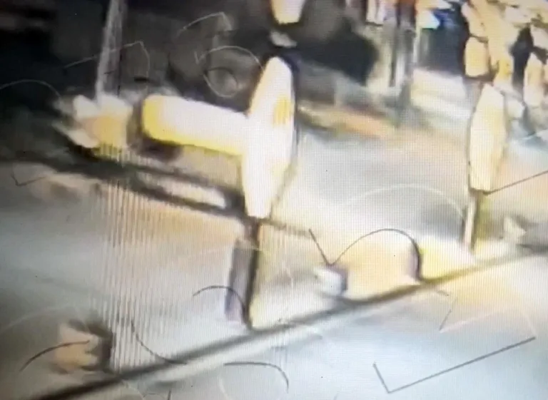 Edirne’de hafif ticari aracın direğe çarptığı kaza kamerada