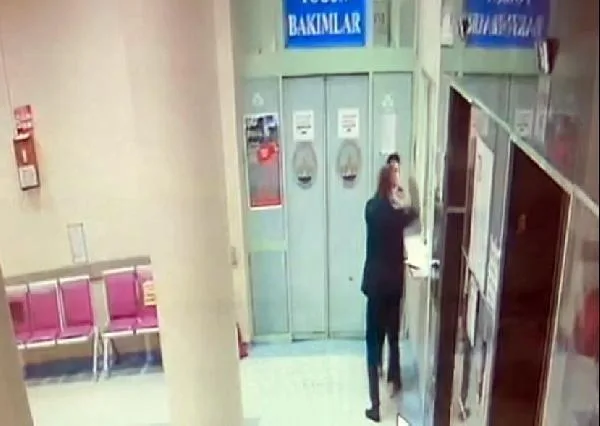 Hasta Yakını, Annesinin Ölüm Haberini Veren Kadın Doktoru Yumrukladı Hasta Yakını, Annesinin Ölüm Haberini Veren Kadın Doktoru Yumrukladı