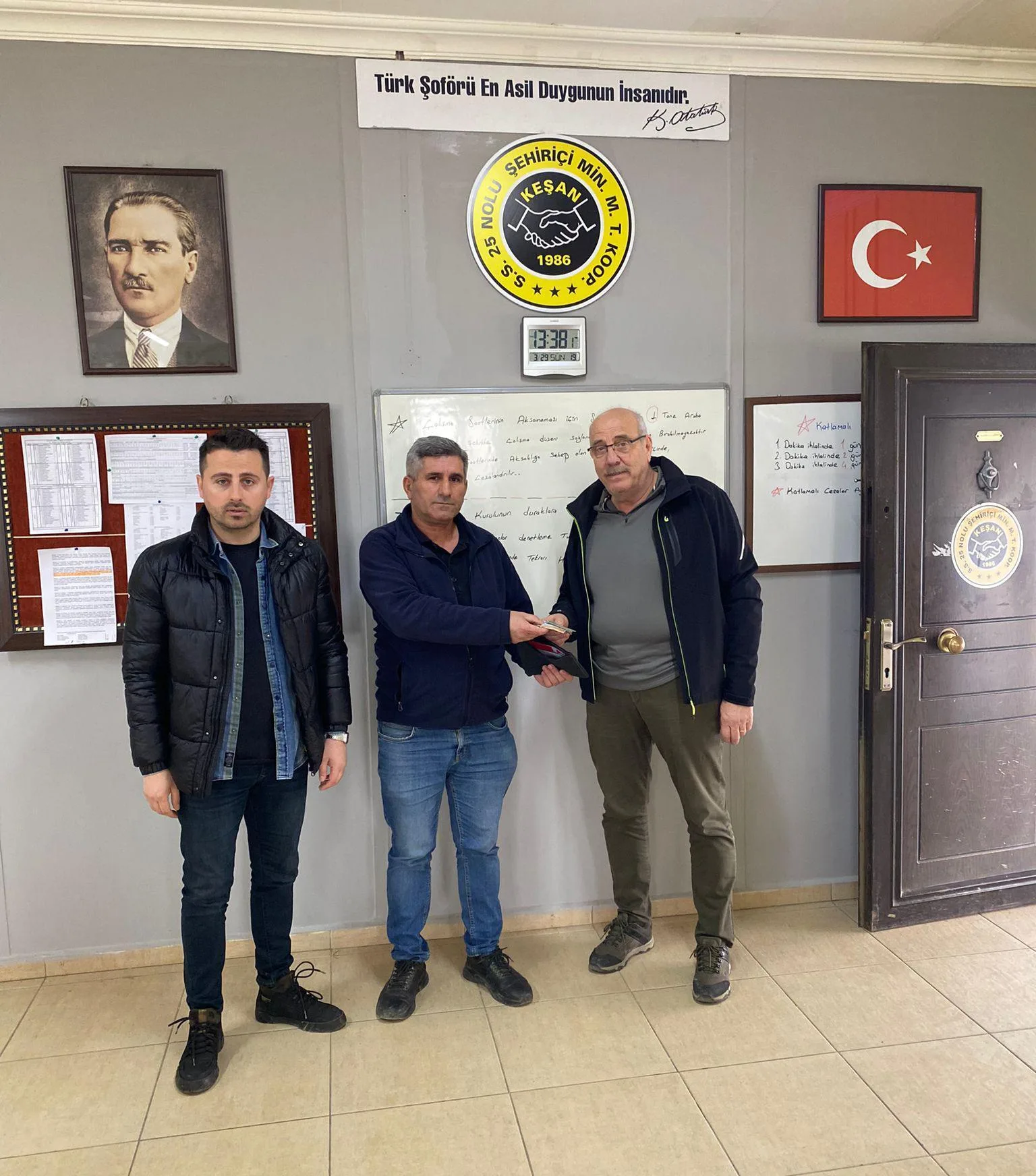 İçinde emekli maaşı olan cüzdanı, sahibine ulaştırdı İçinde emekli maaşı olan cüzdanı, sahibine ulaştırdı