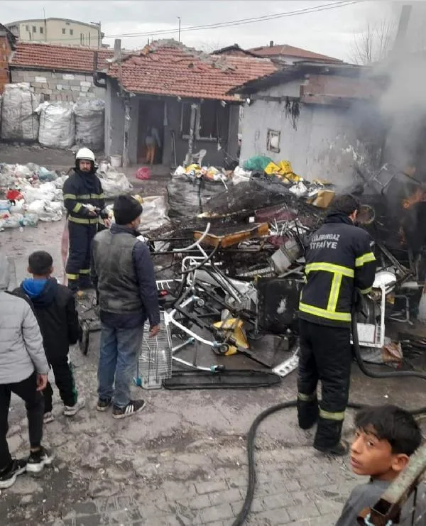 Kırklareli’de tek katlı ev yangında kullanılamaz hale geldi Kırklareli’de tek katlı ev yangında kullanılamaz hale geldi