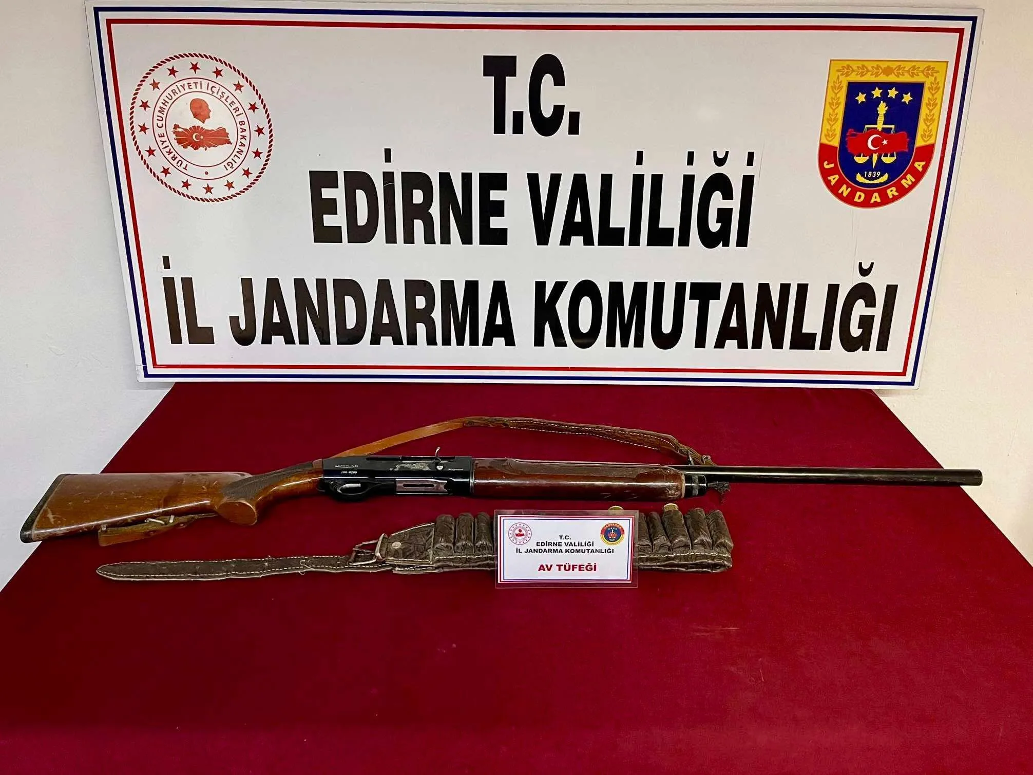 Üzerinde ruhsatsız av tüfeğiyle yakalandı Üzerinde ruhsatsız av tüfeğiyle yakalandı