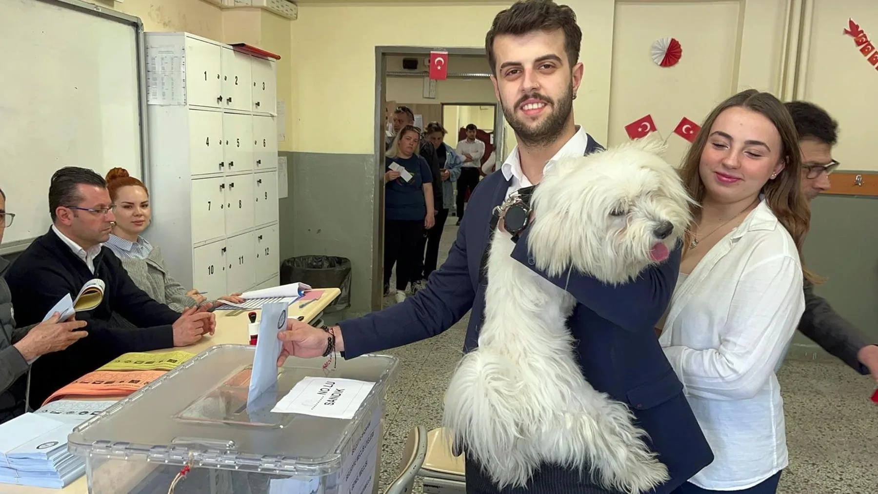 1 hafta önce sahiplendiği köpeği ile oy kullandı 1 hafta önce sahiplendiği köpeği ile oy kullandı
