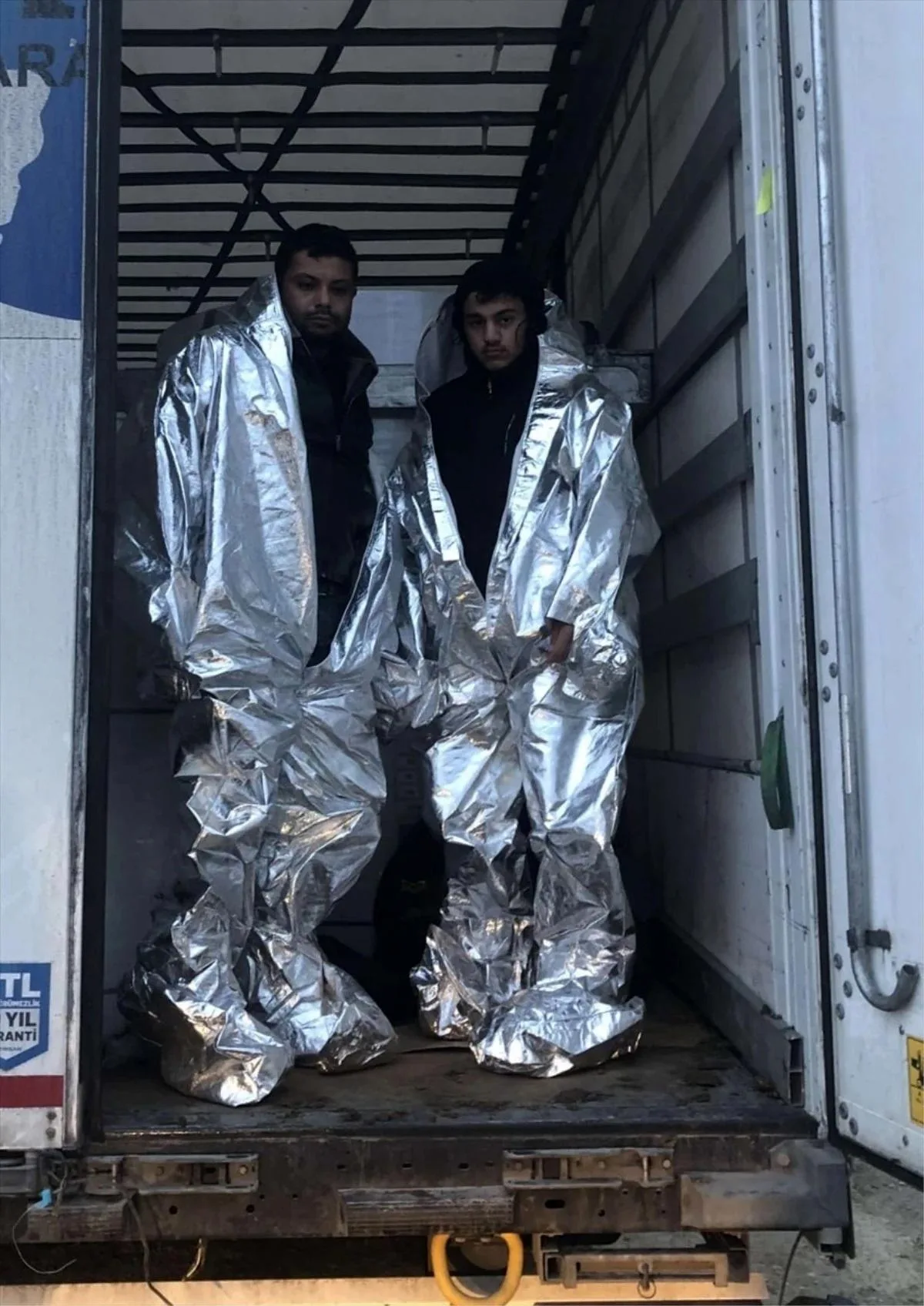 2 kaçak göçmen, TIR’da alüminyum folyo kaplı kıyafetle yakalandı 2 kaçak göçmen, TIR’da alüminyum folyo kaplı kıyafetle yakalandı