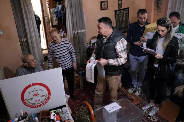 90 yaşındaki emekli öğretmen oyunu evinde kullandı