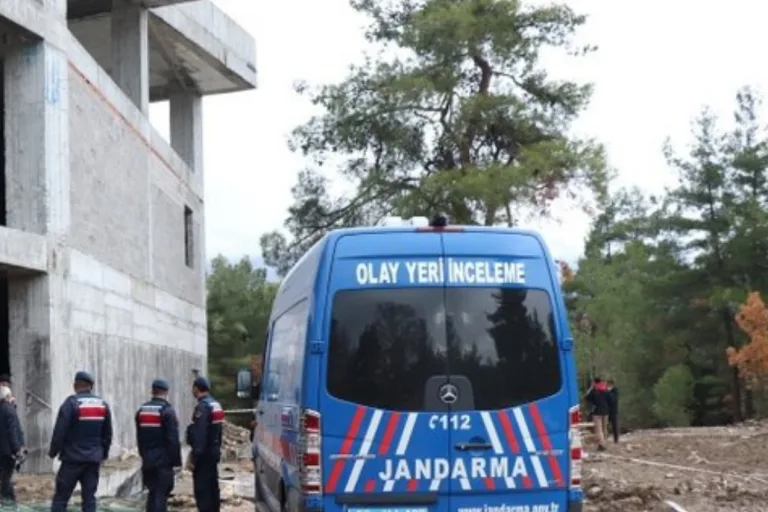 Üstüne Boru Düşen İşçi Öldü