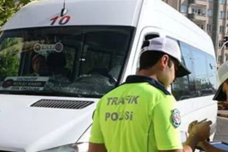 Direksiyon Hakimiyetini Kaybederek Ağaca Çarptı