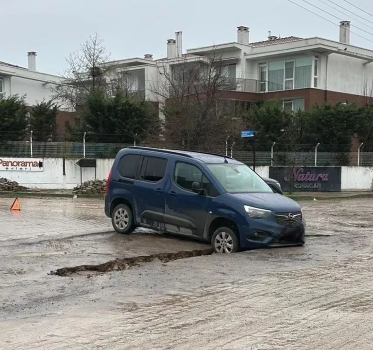 Çöken Yol Mahalle Sakinlerini İsyan Ettirdi
