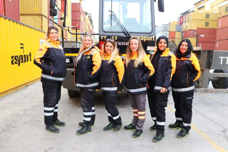 Asyaport’un Yükünü Kadınlar Taşıyor Asyaport’un Yükünü Kadınlar Taşıyor