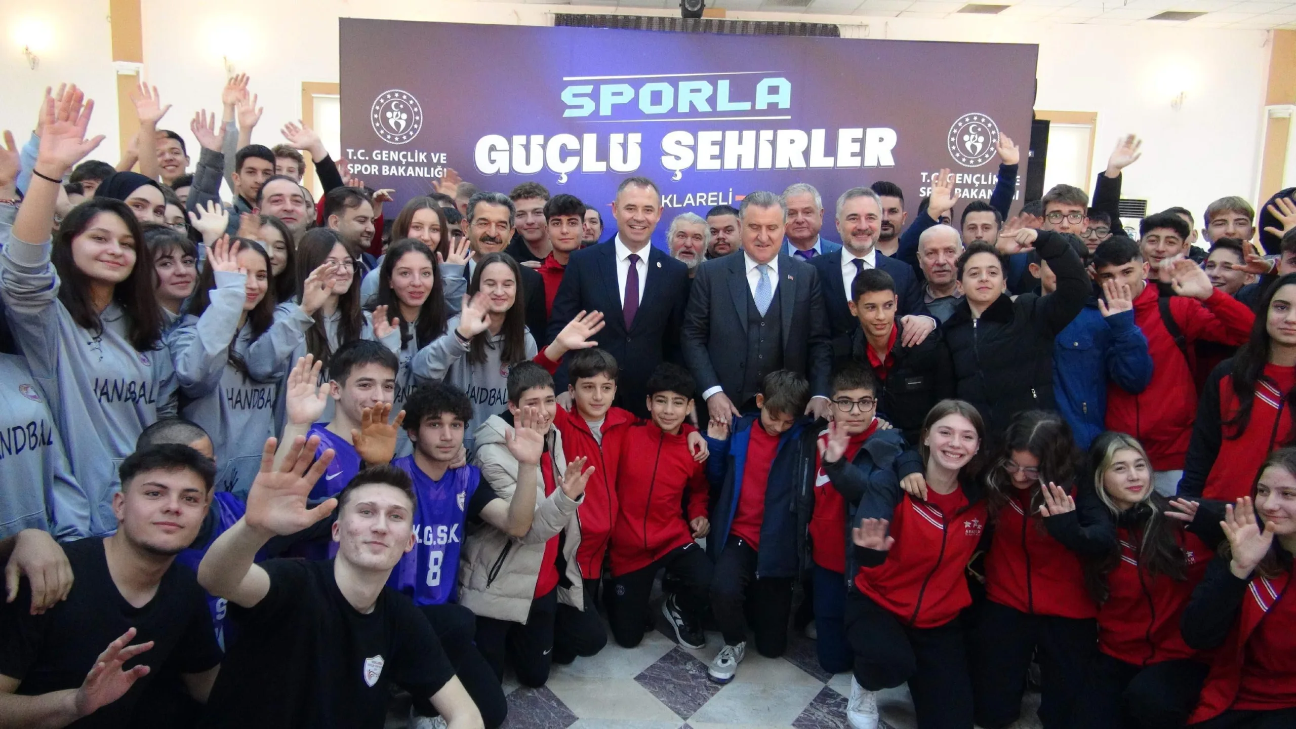 Bakan Bak: Ülke, ‘Yapamaz’ diyenlerin engellerini açarak ilerliyor Bakan Bak: Ülke, ‘Yapamaz’ diyenlerin engellerini açarak ilerliyor