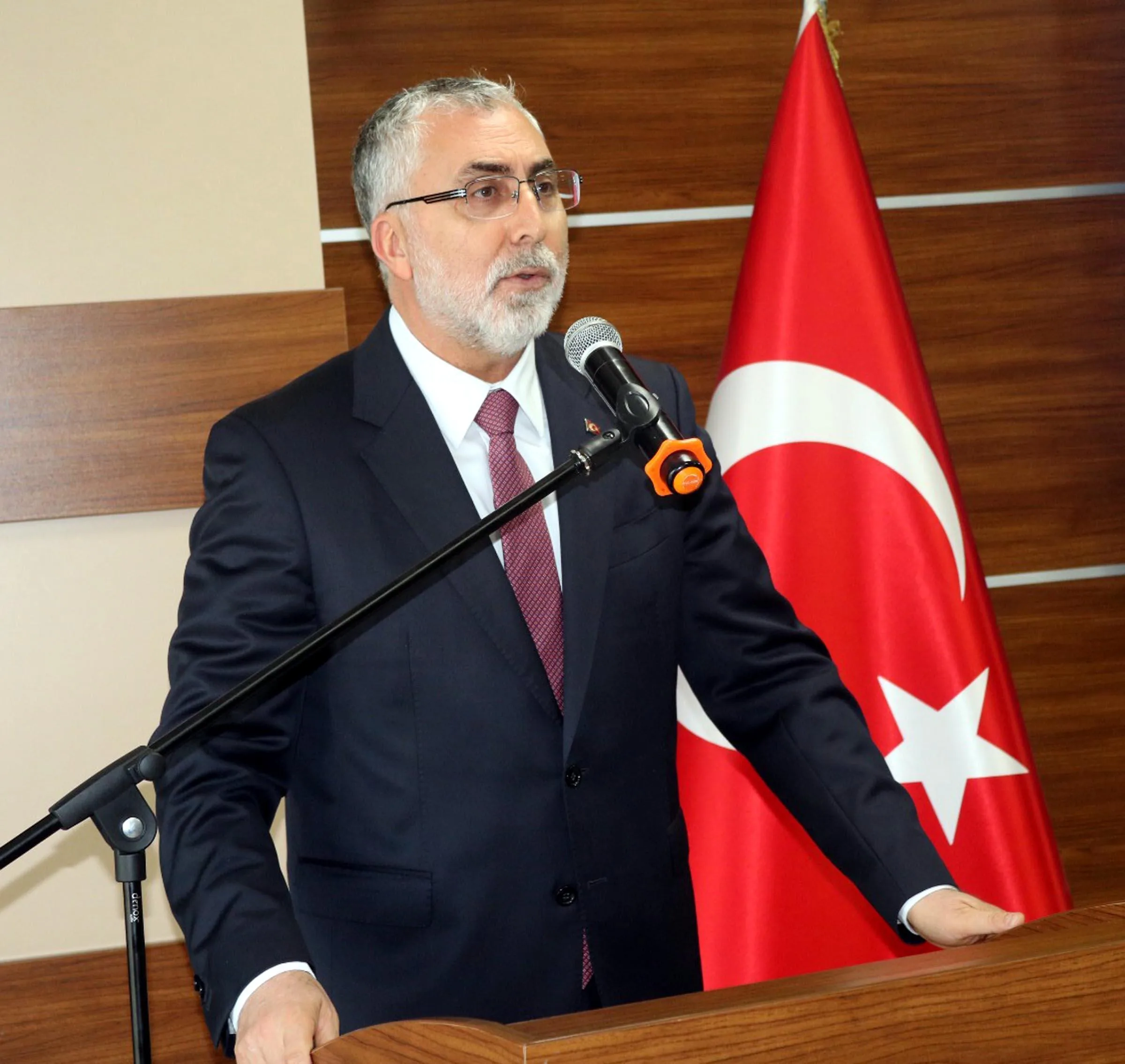 Bakan Işıkhan: İşsizlik Oranı Son 10 Yılın En Düşük Seviyesine Geldi Bakan Işıkhan: İşsizlik Oranı Son 10 Yılın En Düşük Seviyesine Geldi